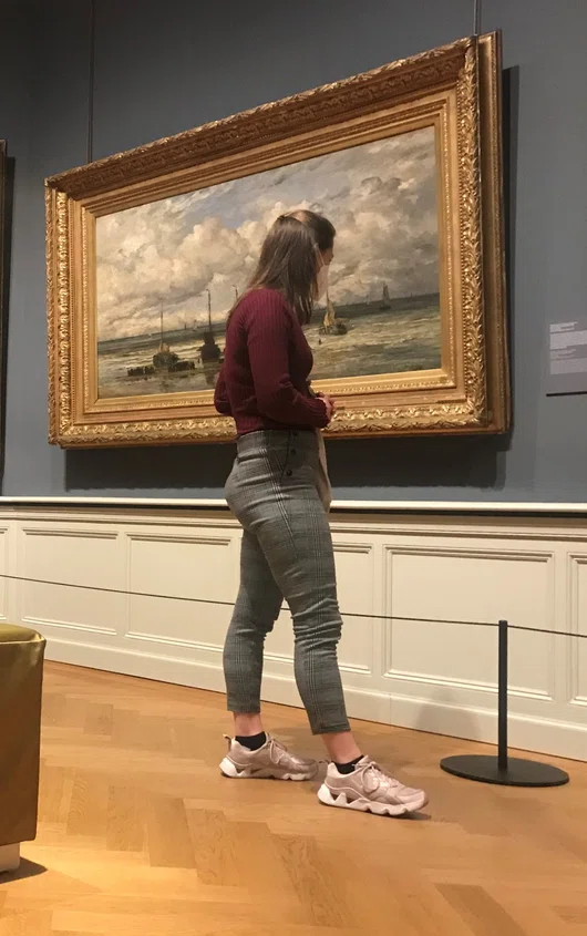 Bezoekers in een museumzaal kijken naar kunst tijdens de actie boost you mind