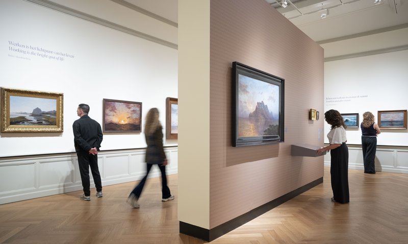 Bezoekers bij tentoonstelling Betzy Akersloot-Berg. One of a kind, Museum Panorama Mesdag. Foto Freek van den Bergh_01