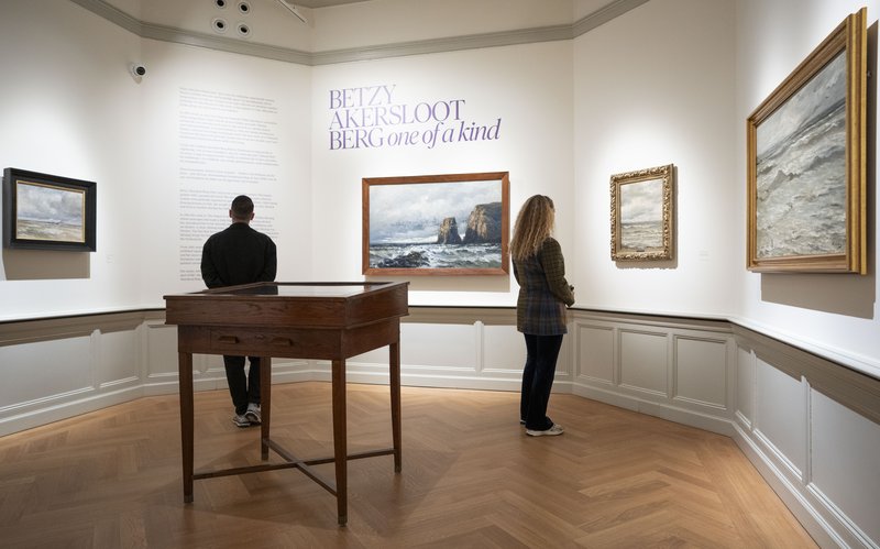Bezoekers bij tentoonstelling Betzy Akersloot-Berg. One of a kind, Museum Panorama Mesdag (5)