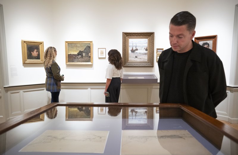 Bezoekers bij tentoonstelling Betzy Akersloot-Berg. One of a kind, Museum Panorama Mesdag (2)