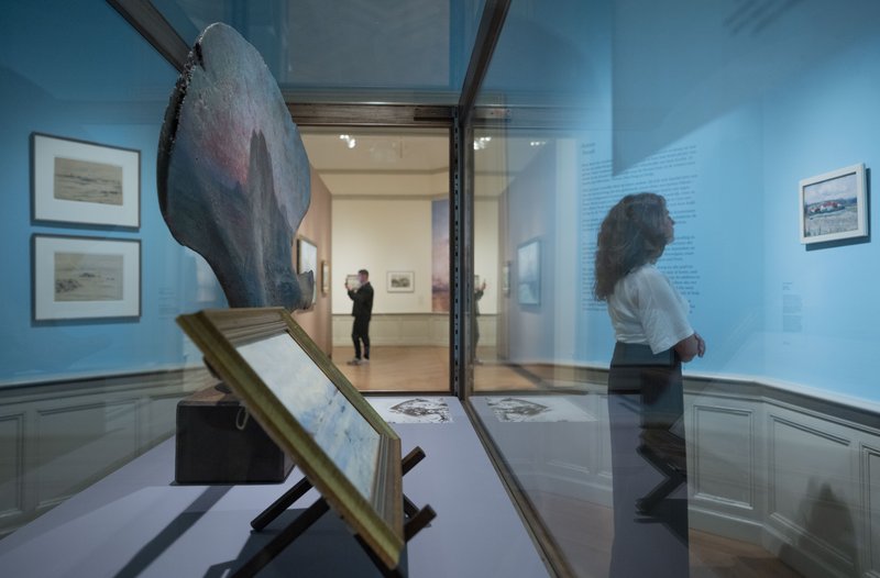 Bezoekers bij tentoonstelling Betzy Akersloot-Berg. One of a kind, Museum Panorama Mesdag (4)
