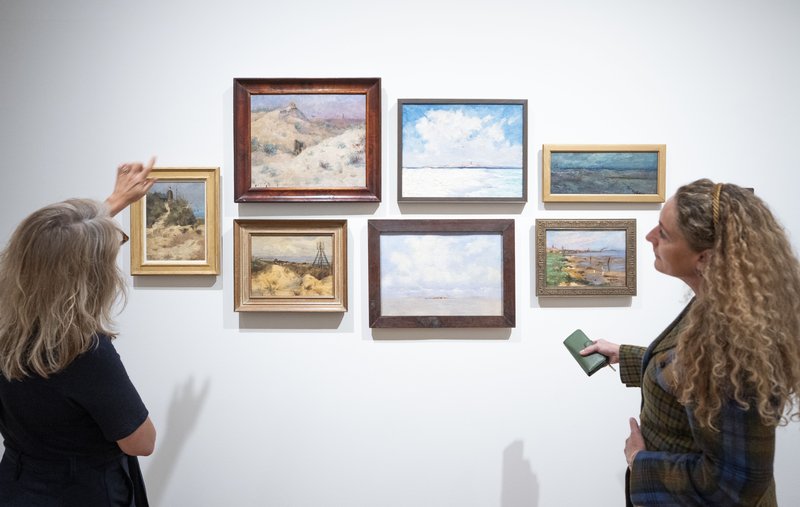 Bezoekers bij tentoonstelling Betzy Akersloot-Berg. One of a kind, Museum Panorama Mesdag (3)