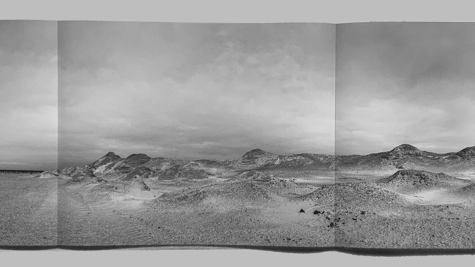Inkijkje in het boek Time and Tide wait for no man met panoramafoto's