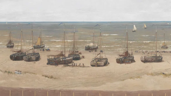 Detail van het panorama, bomschuiten liggen op het strand terwijl vissers bezig zijn met werkzaamheden tussen de schepen