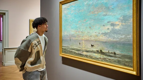 Bezoeker kijkend naar kunst