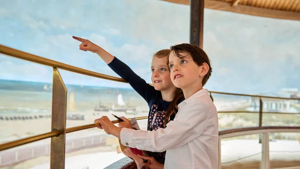 Kinderen bij het Panorama van Scheveningen