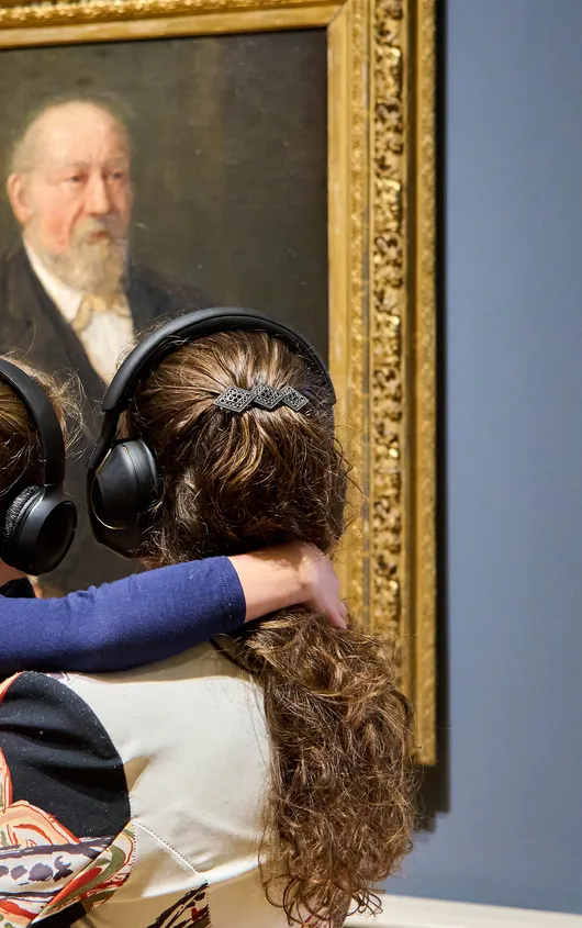 Bezoeker speelt audiotour af