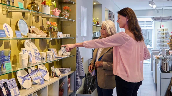 Bezoekers in de museumwinkel