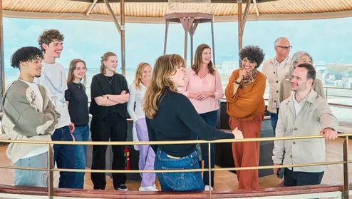 Bezoekers volgen een rondleiding bij het Panorama van Mesdag