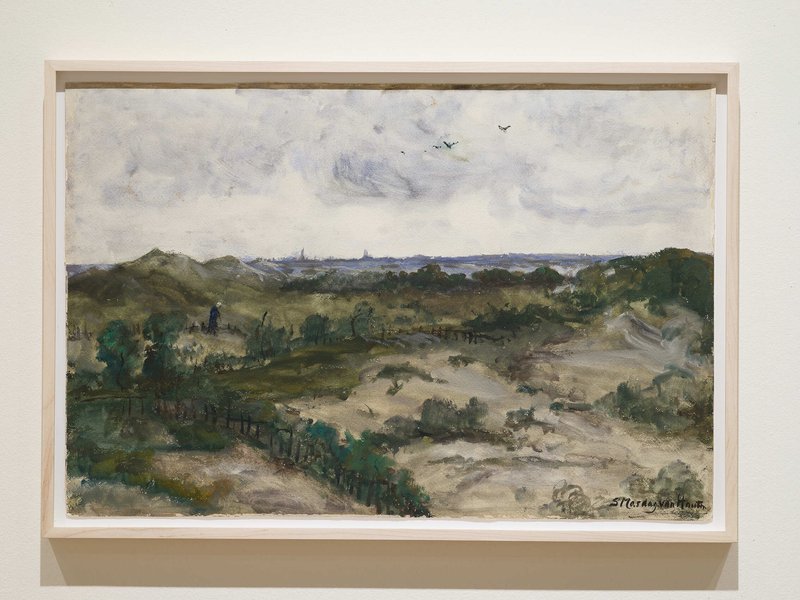 Gouache op papier van Sientje Mesdag-van Houten van een landschap achter een duinrand met daarop een figuur met een witte kap op en vogels die in de lucht vliegen.