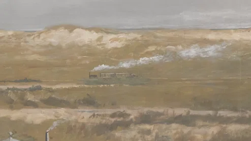 De eerste stoomtram rijdt door de duinen met een witte rookpluim uit de schoorsteen