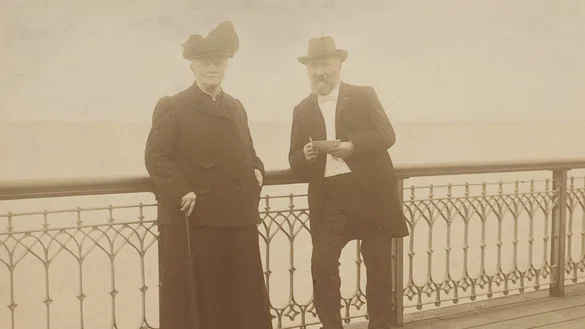 Echtpaar Mesdag op de pier van Scheveningen