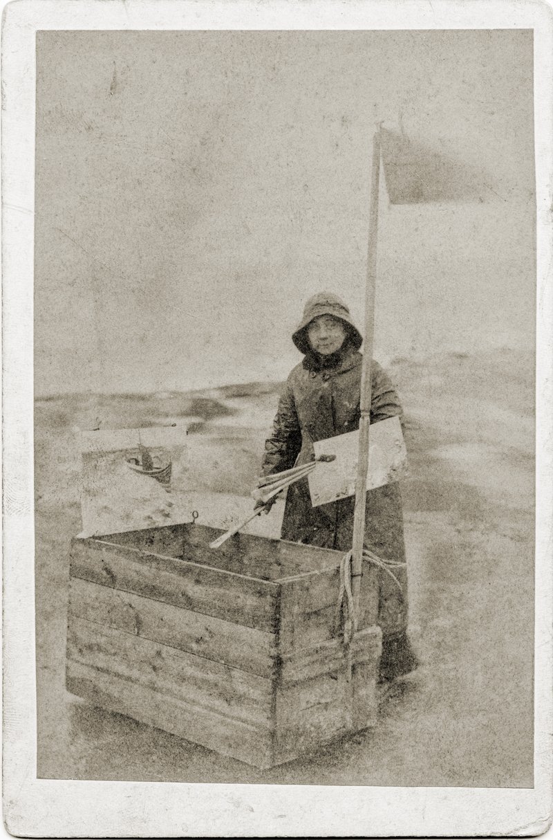 Fotograaf onbekend, Akersloot-Berg naast schilderskist, 1896 of later, Museum Tromp’s Huys Vlieland