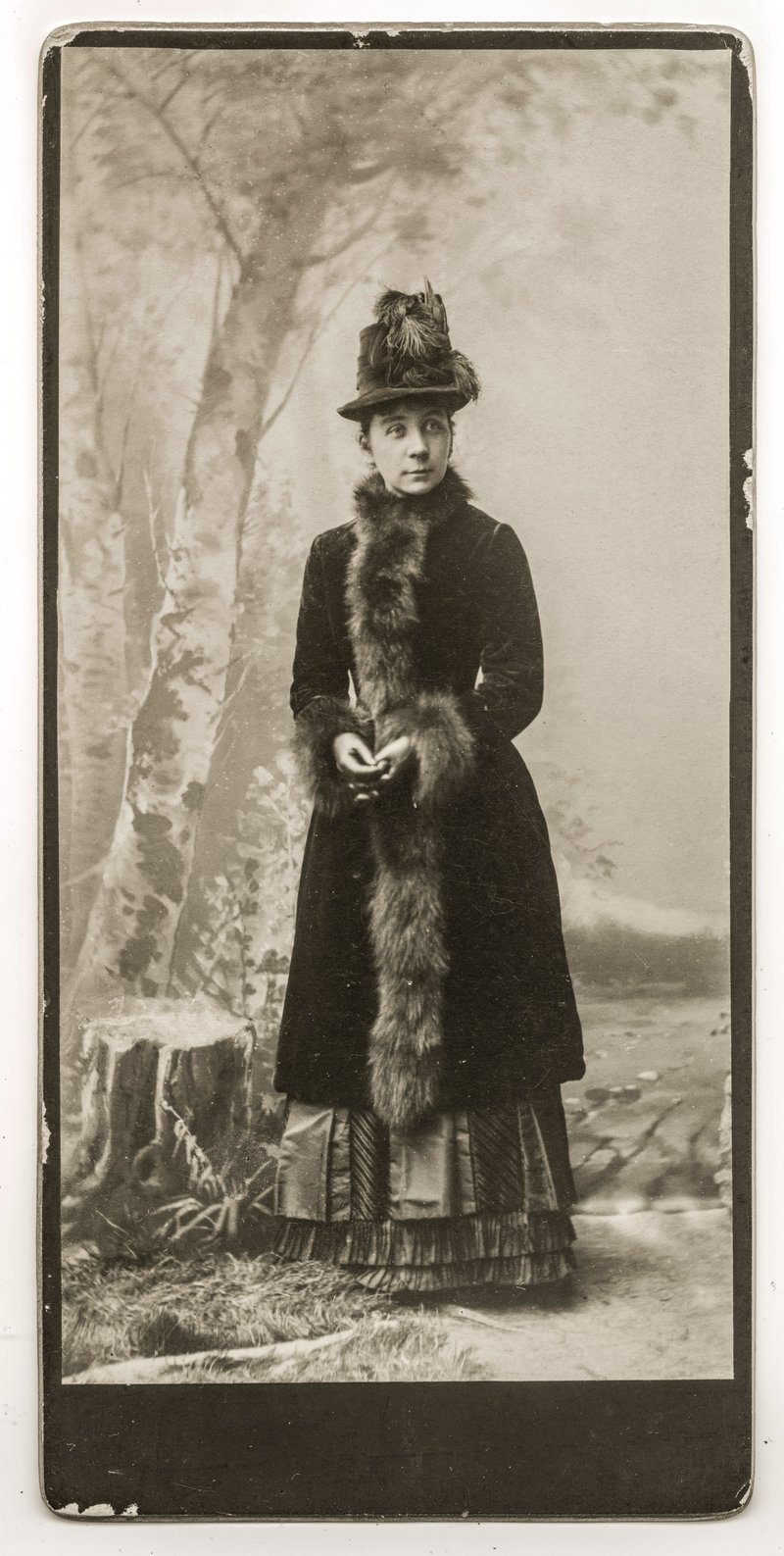 Fotograaf onbekend, Berg in kostuum met bontrand, studioportret, z.j., Museum Tromp’s Huys Vlieland