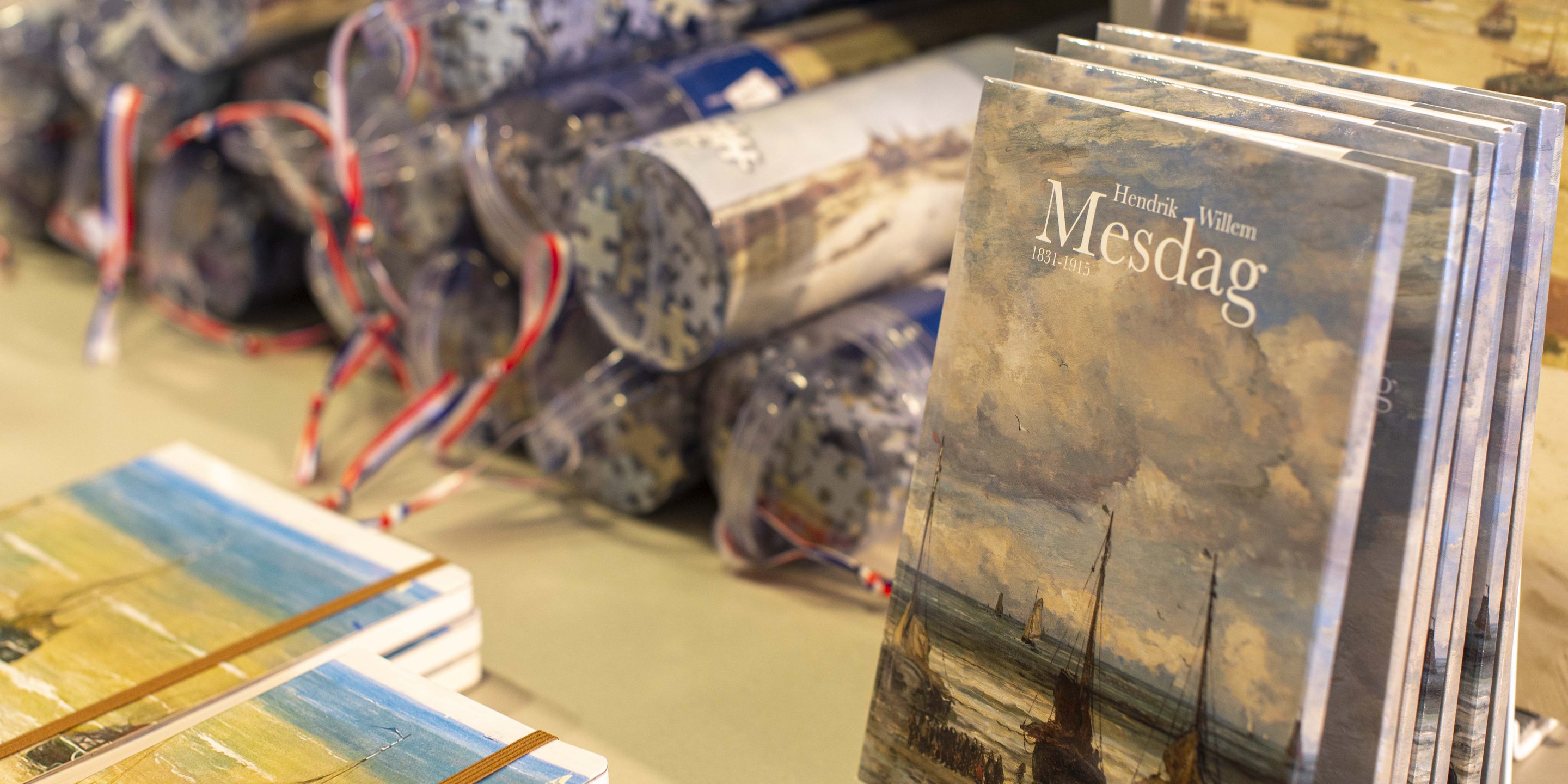 Puzzels, boekjes en een mapje met kaarten in de museunwinkel