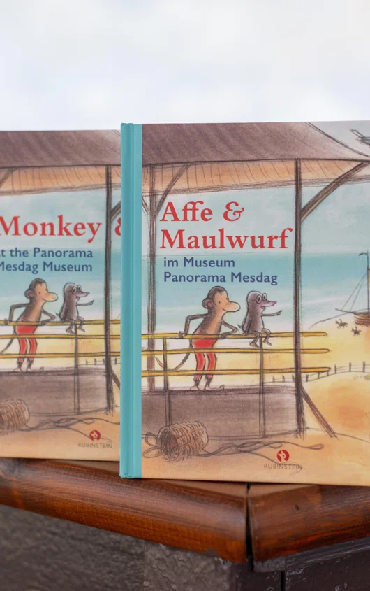 De gouden boekjes Monkey & Mole en Affe & Maulwurf bij het panorama.