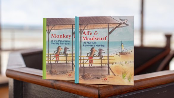 De gouden boekjes Monkey & Mole en Affe & Maulwurf bij het panorama.