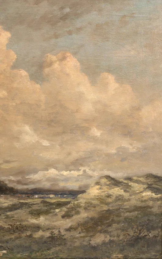 Schilderij van een duinlandschap met bomen in de verte en een pastelkleurige wolkenlucht