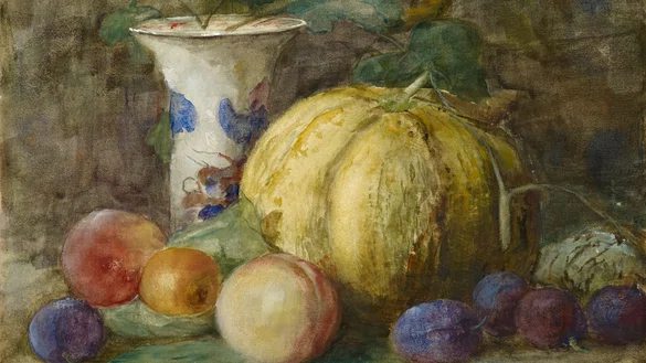 Stilleven in pastel waarop een gele pompoen, paarse en een oranje pruimen, twee perziken en een porseleinen vaas naast elkaar staan