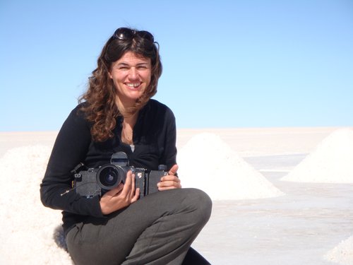 Scarlett-Hooft-Graafland-Working-in-Salar-desert-c-Gaston-Ugalde