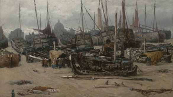 Verwoeste vissersschepen na een storm liggen kapot op het strand.
