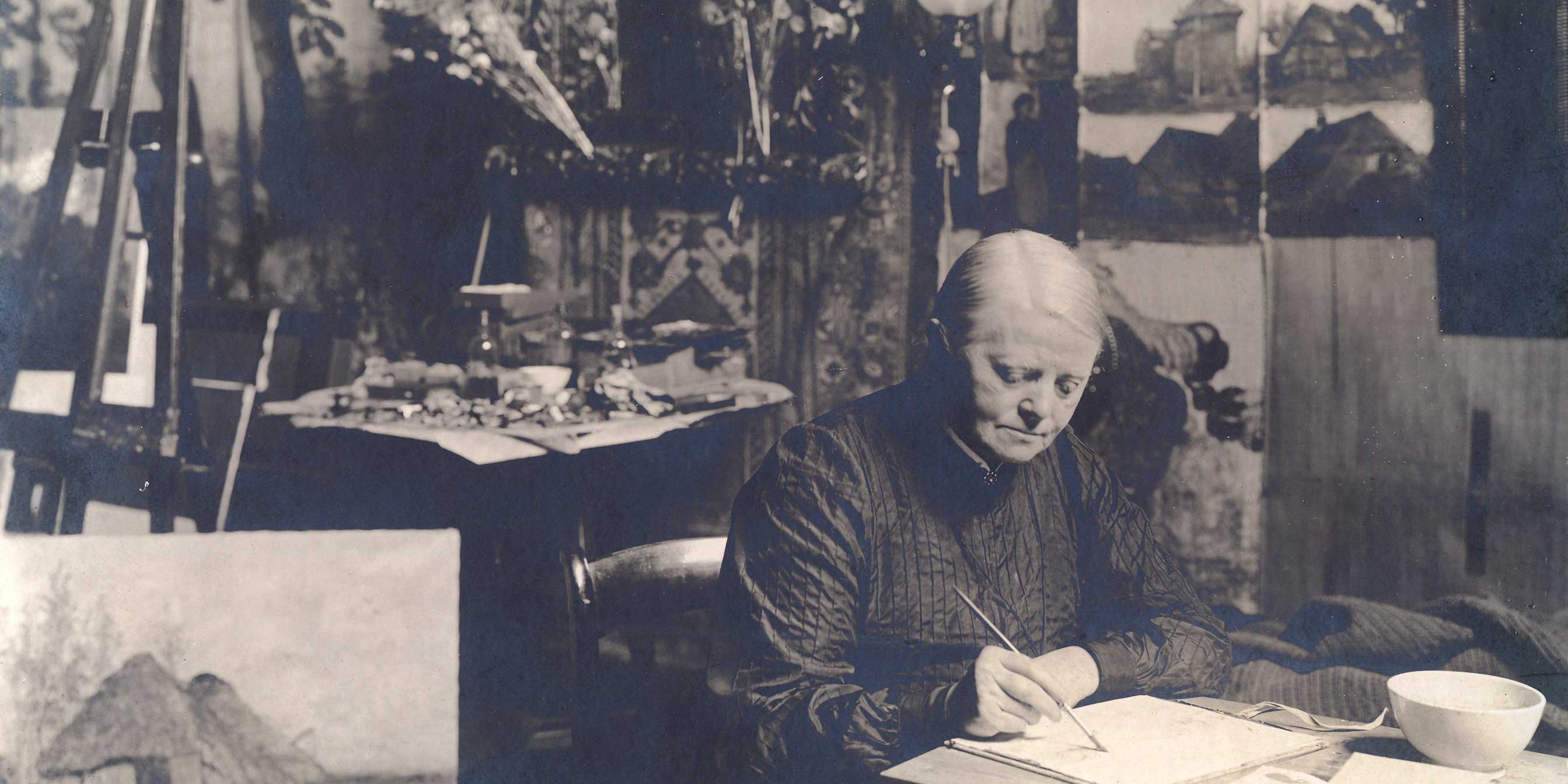 Sientje Mesdag-van Houten schilderend aan een tafel in haar atelier.