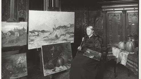 Sientje Mesdag-van Houten poseert op een stoel in haar atelier.