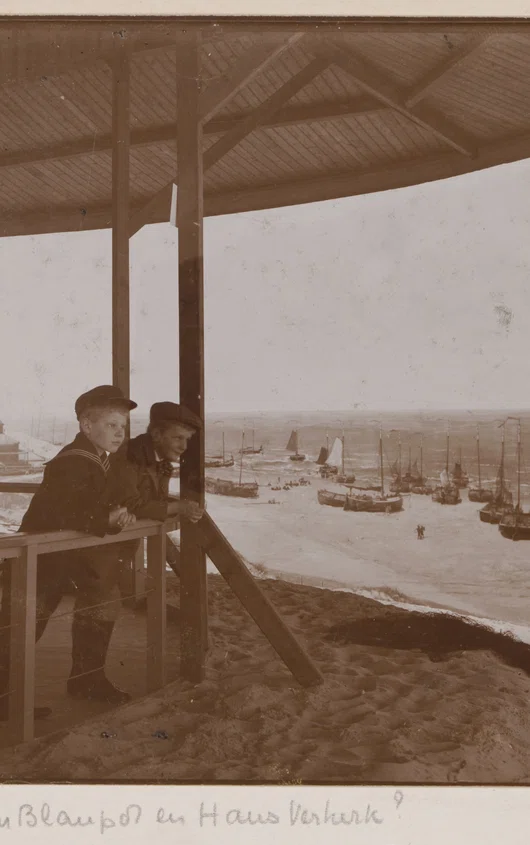 Jongens en vrouw bij het panorama van Scheveningen eind negentiende eeuw.