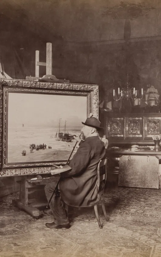Hendrik Willem Mesdag in zijn atelier, poserend met palet.