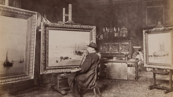 Hendrik Willem Mesdag in zijn atelier, poserend met palet.