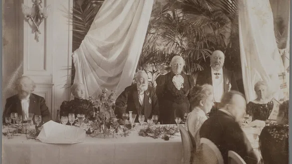 Echtpaar Mesdag en Jozef Israels tijdens feestelijk diner.