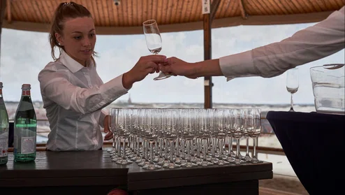 Catering medewerkers met glazen tijdens een ontvangst op het panorama