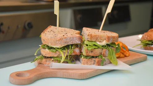 Clubsandwich geserveerd op een plank