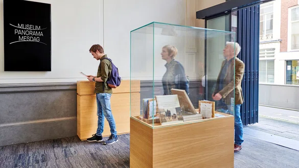 Bezoekers in de entreehal van Museum Panorama Mesdag
